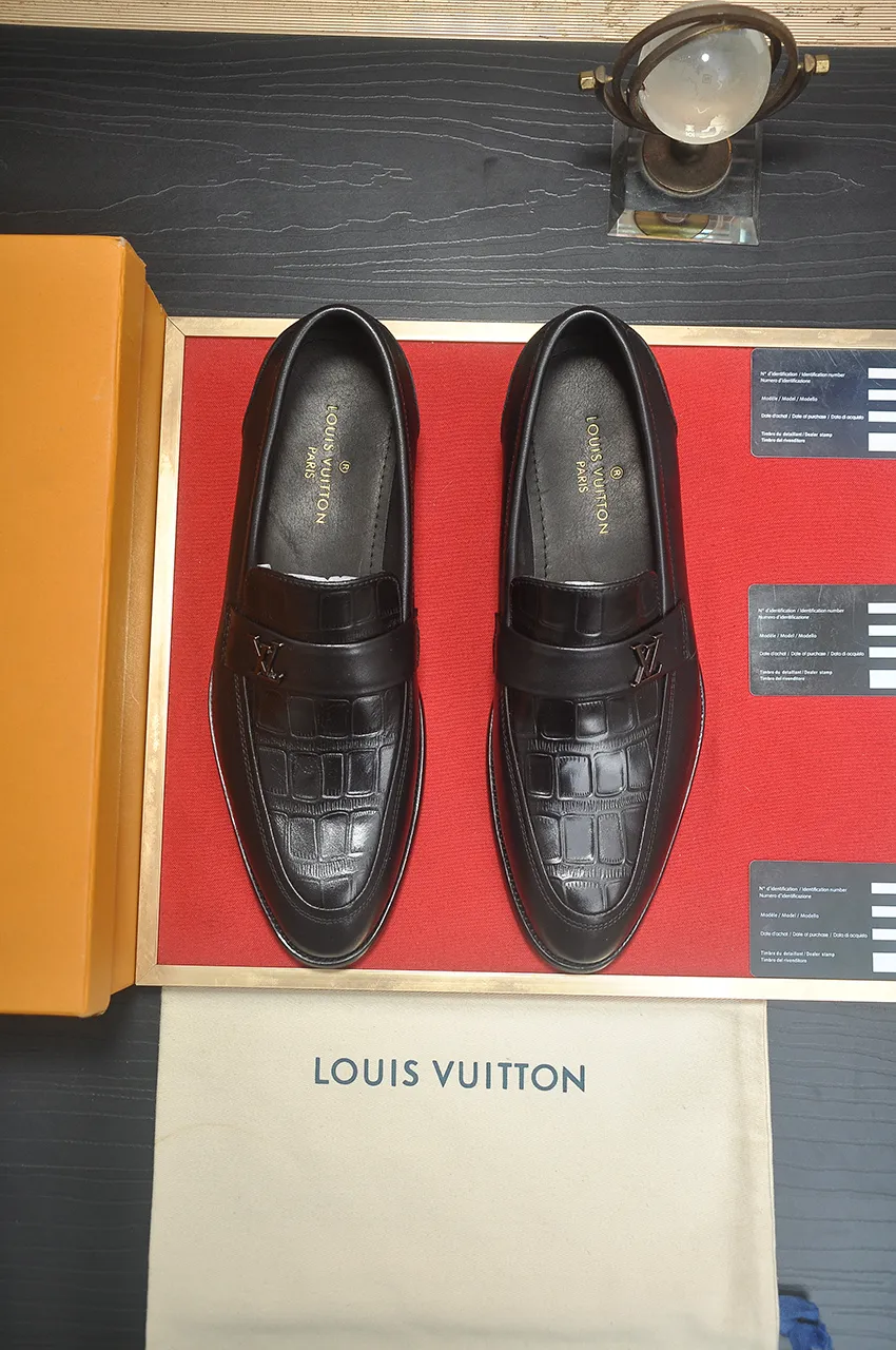 Men's men's shoes 💰540💶 [LV] (original single cowhide lining) 🍀LV's latest genuine leather business suit shoes are launched simultaneously on the official website. The first-layer cowhide imported from Italy is made of heavy gold, 💥official website 1:1 rubber outsole. Versatile to wear, high-end without losing class, and the color combination is extraordinary. This four-season style is alluring when worn on your feet, showing off your big-name flair. Standard code 38-45 (45 customized)